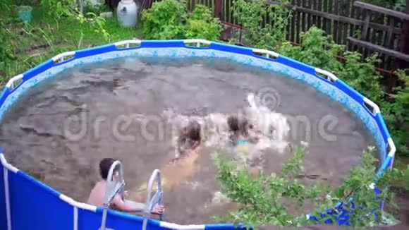 三个青少年夏天在室外游泳池游泳视频的预览图
