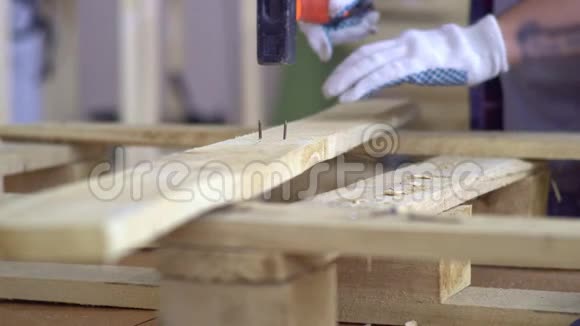 戴白手套的师傅用木制家具师傅把钉子钉进木板然后从木板上取下钉子视频的预览图