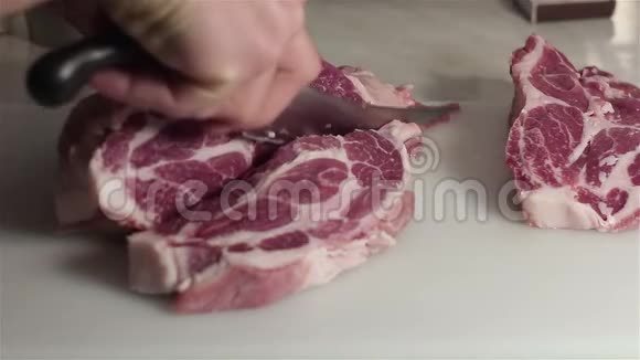 厨师把新鲜猪肉切成牛排视频的预览图