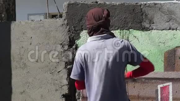 蒙面男建筑梅森向墙上扔水泥视频的预览图
