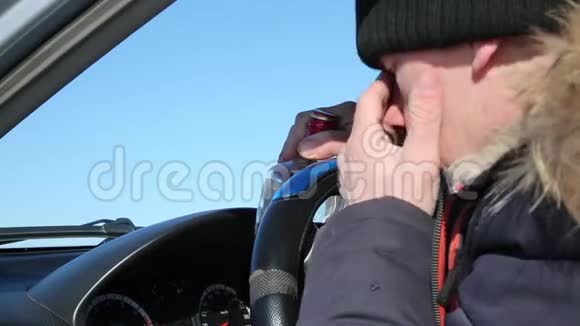 司机喝了酒在车里睡着了视频的预览图