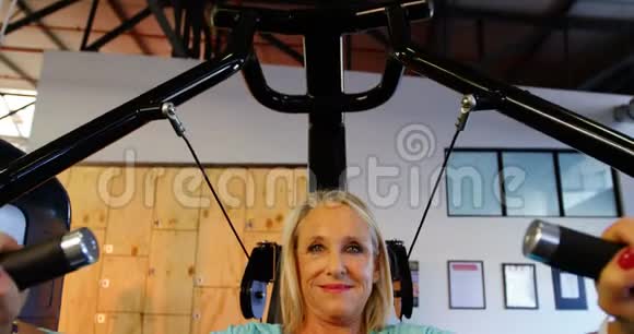 老年妇女做胸压机4k运动视频的预览图