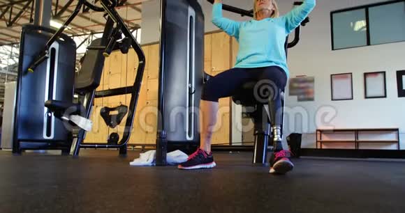 老年妇女做胸压机4k运动视频的预览图