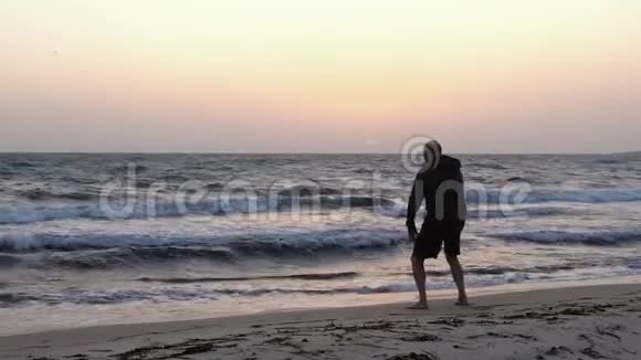 日出时在海边练武术的人视频的预览图