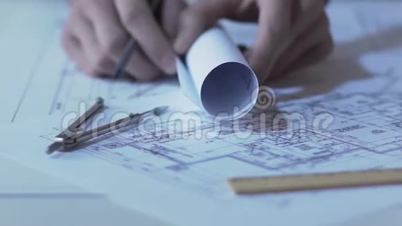 建筑师检查建筑布局设计新住宅视频的预览图