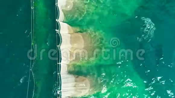 海滩湾的高空俯视图雨伞沙子和海浪暑假视频的预览图
