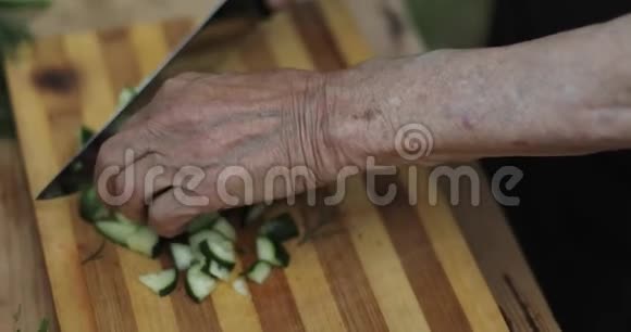 用老皱的手做一份新鲜的蔬菜沙拉视频的预览图