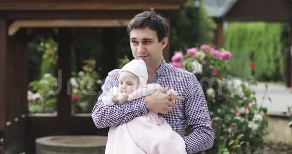 快乐的父亲在夏天露天抱着一个小女儿视频的预览图