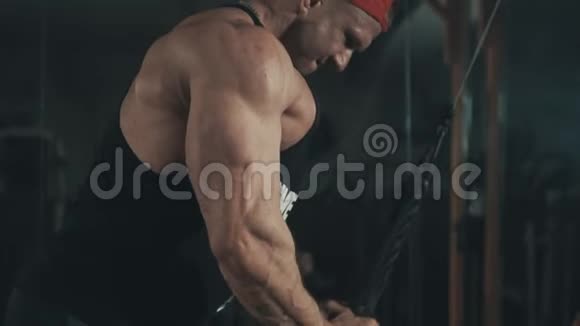 健身器训练手臂三头肌肌肉使用电缆机进行身体质量训练视频的预览图