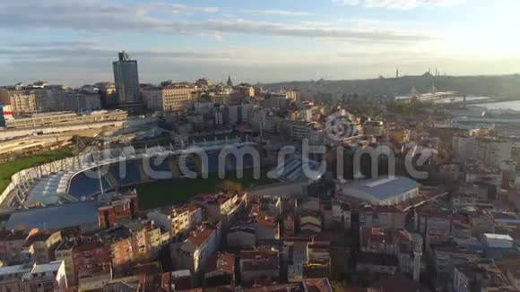 空中无人机在土耳其伊斯坦布尔拍摄日落从上面市中心市中心体育馆视频的预览图