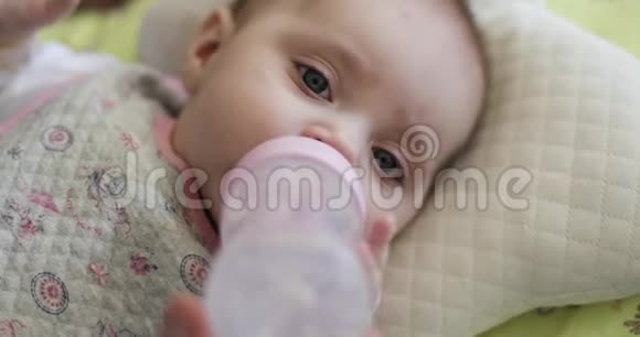 婴儿自己拿着瓶子喝牛奶视频的预览图