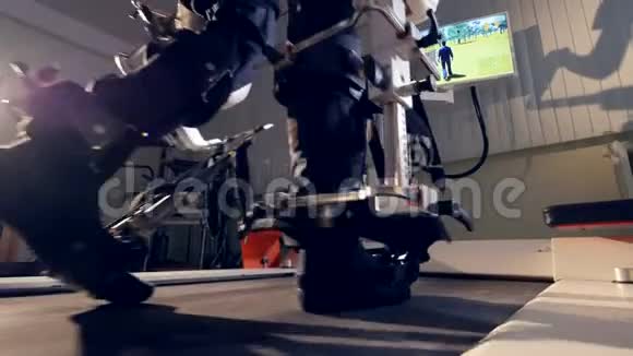 在VR跑步机上行走的男性脚的近景视频的预览图