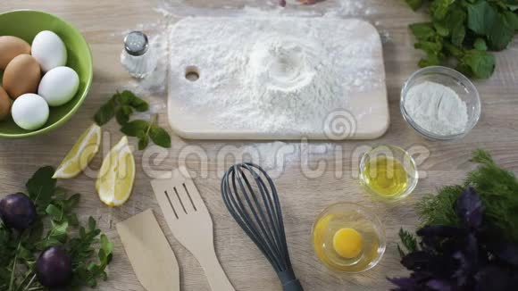 将鸡蛋加入面粉中的女性炊具准备制作煎饼的面团视频的预览图