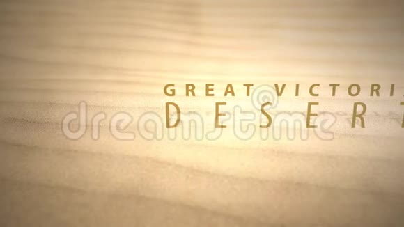 穿越温暖的沙漠沙丘与文字伟大的维多利亚沙漠视频的预览图