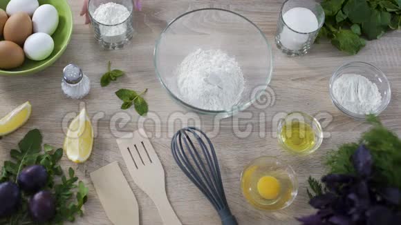 做煎饼的过程女孩倒面粉在碗里加入糖和盐视频的预览图