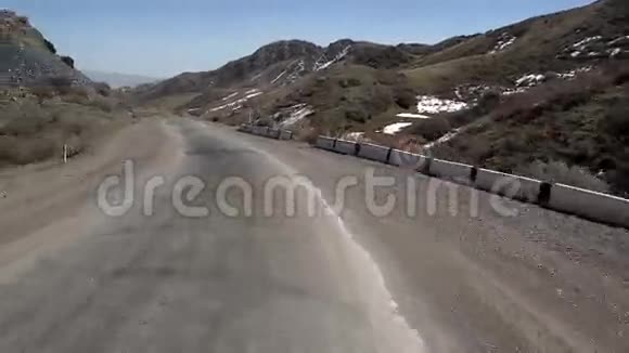 公路穿过山口视频的预览图