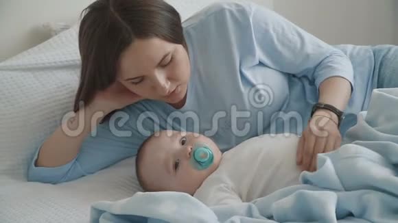 妈妈躺在她的小儿子旁边休息视频的预览图