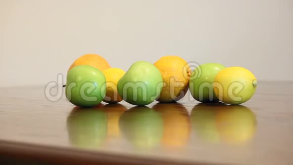 桌上的一组水果视频的预览图