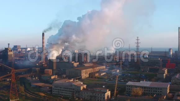空中观景工业企业烟囱冒出的白烟视频的预览图