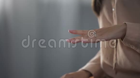 心烦意乱的女人哭泣摘下订婚戒指分手孤独视频的预览图