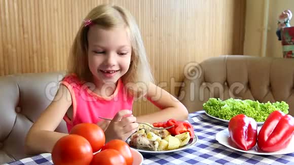女孩吃蔬菜和草药视频的预览图