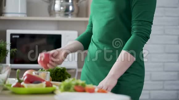 好心肠的女士从桌上拿苹果决定吃些健康的快餐视频的预览图
