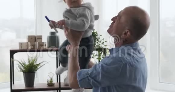 老人在家里和孙女玩耍视频的预览图