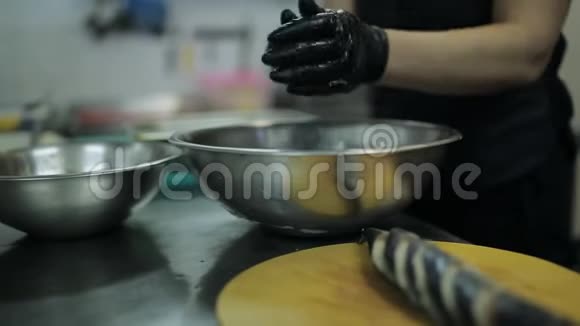 一个厨师在餐厅的厨房里为鱼鲭鱼准备酱汁视频的预览图