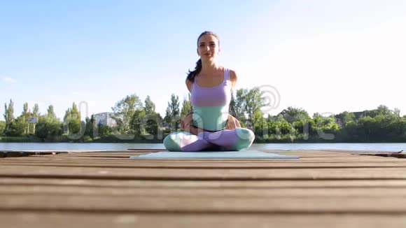 年轻女孩是专业从事瑜伽的视频的预览图