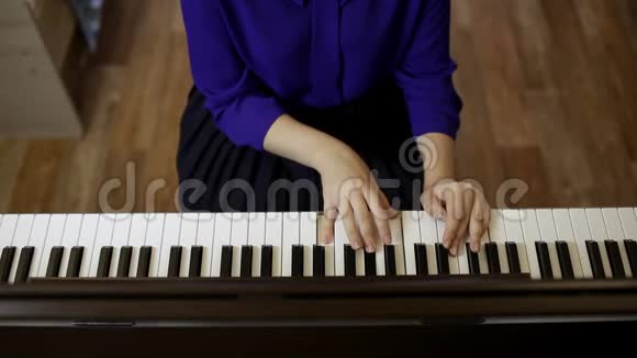 少年手拿数字钢琴键盘演奏视频的预览图