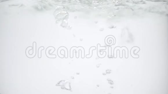 令人垂涎欲滴的意大利面落入沸水中在白色背景下缓慢运动视频的预览图