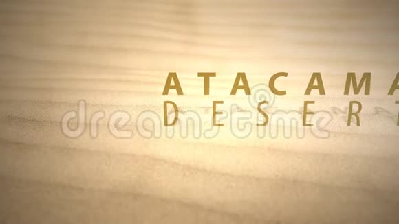 穿越温暖的沙漠沙丘与文字阿塔卡马沙漠视频的预览图