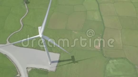 绿色野外鸟瞰风力涡轮机从上图可以看到风力发电机发电在能源站无人驾驶飞机上视频的预览图