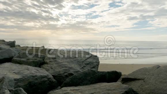 海滩上的岩石沙子和海洋视频的预览图