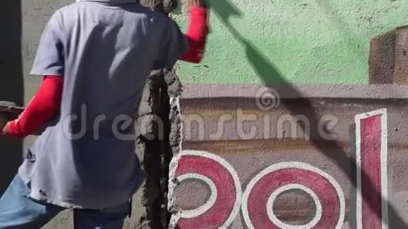 蒙面男建筑梅森向墙上扔水泥视频的预览图