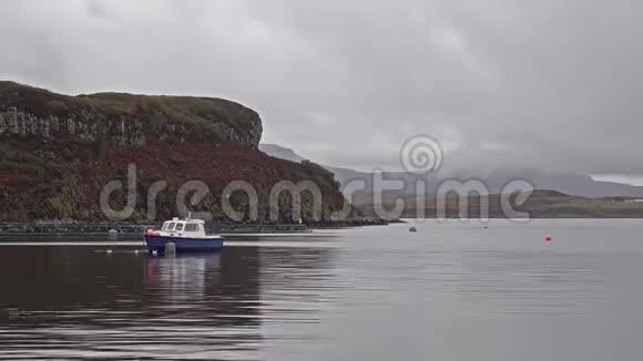 斯凯岛哈波特湖鲑鱼生产前的船只苏格兰视频的预览图