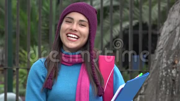 女青少年谈话穿着汗衫寒冷天气视频的预览图