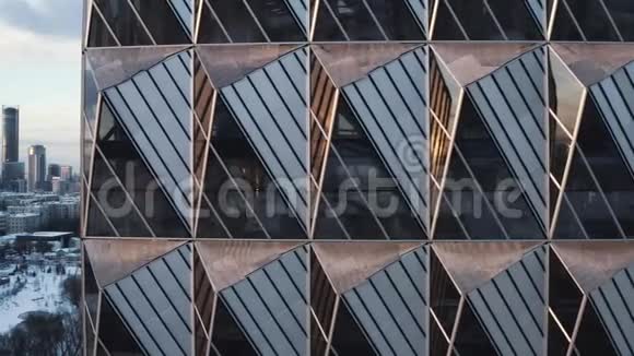 在新的现代建筑中玻璃窗户的惊人几何形状的特写行动城市景观视频的预览图