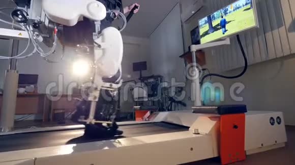 具有VR屏幕的外骨骼站的侧视图视频的预览图