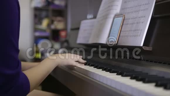 少年手拿数字钢琴键盘演奏视频的预览图