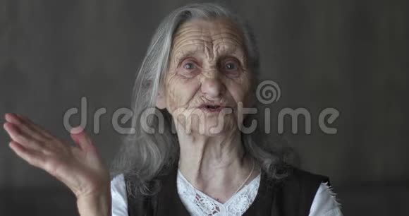 讲述故事和手势的老妇人画像视频的预览图