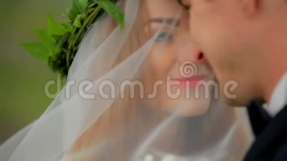 戴着面纱的美丽新娘和婚礼当天的新郎视频的预览图