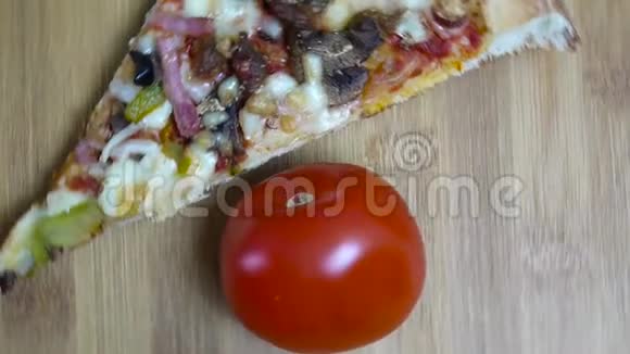 新鲜出炉的意大利披萨和番茄片视频的预览图