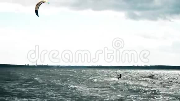 年轻人在海洋中风筝冲浪慢动作的极限风筝登机视频的预览图