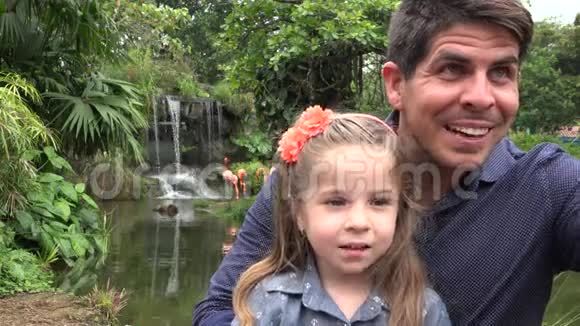 动物园的父亲和女儿视频的预览图