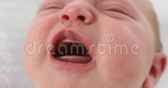 新生儿哭闹的脸特写视频的预览图