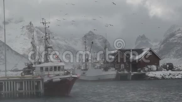 钓鱼船和暴雪动作缓慢视频的预览图