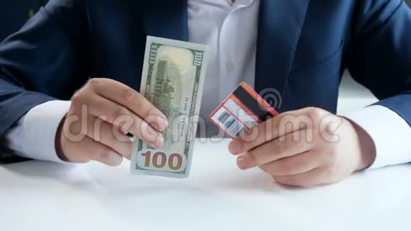 商人选择纸币代替信用卡的4k视频视频的预览图
