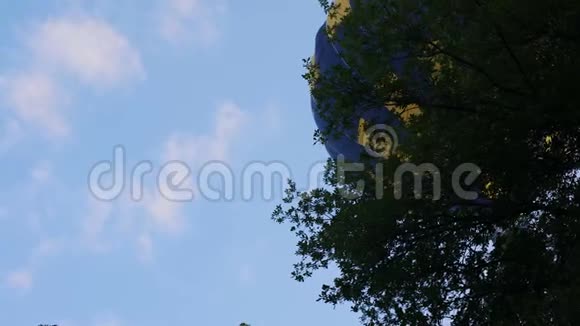 俯瞰美丽的热气球飞过树木休闲活动视频的预览图