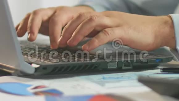 商人每周用手提电脑打字男性手的特写视频的预览图